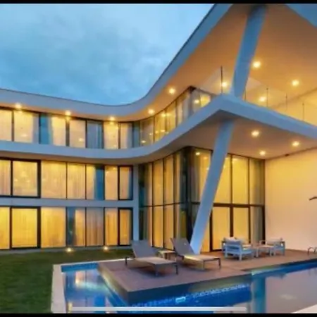 빌라 Ultra Luxury Villa With Private Jacuzzy And Beach/Oms